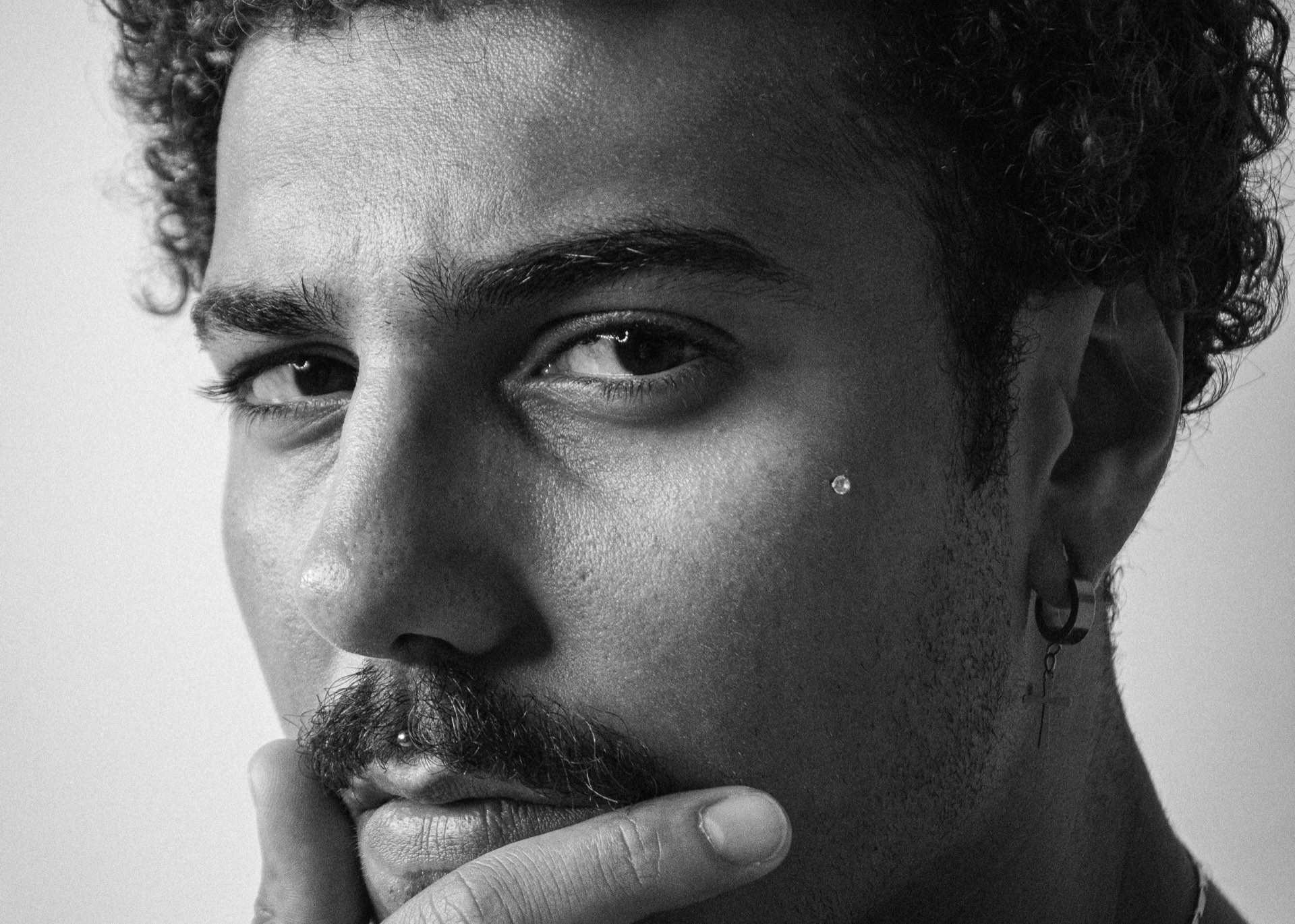 Retrato de Danilo Lins em preto e branco