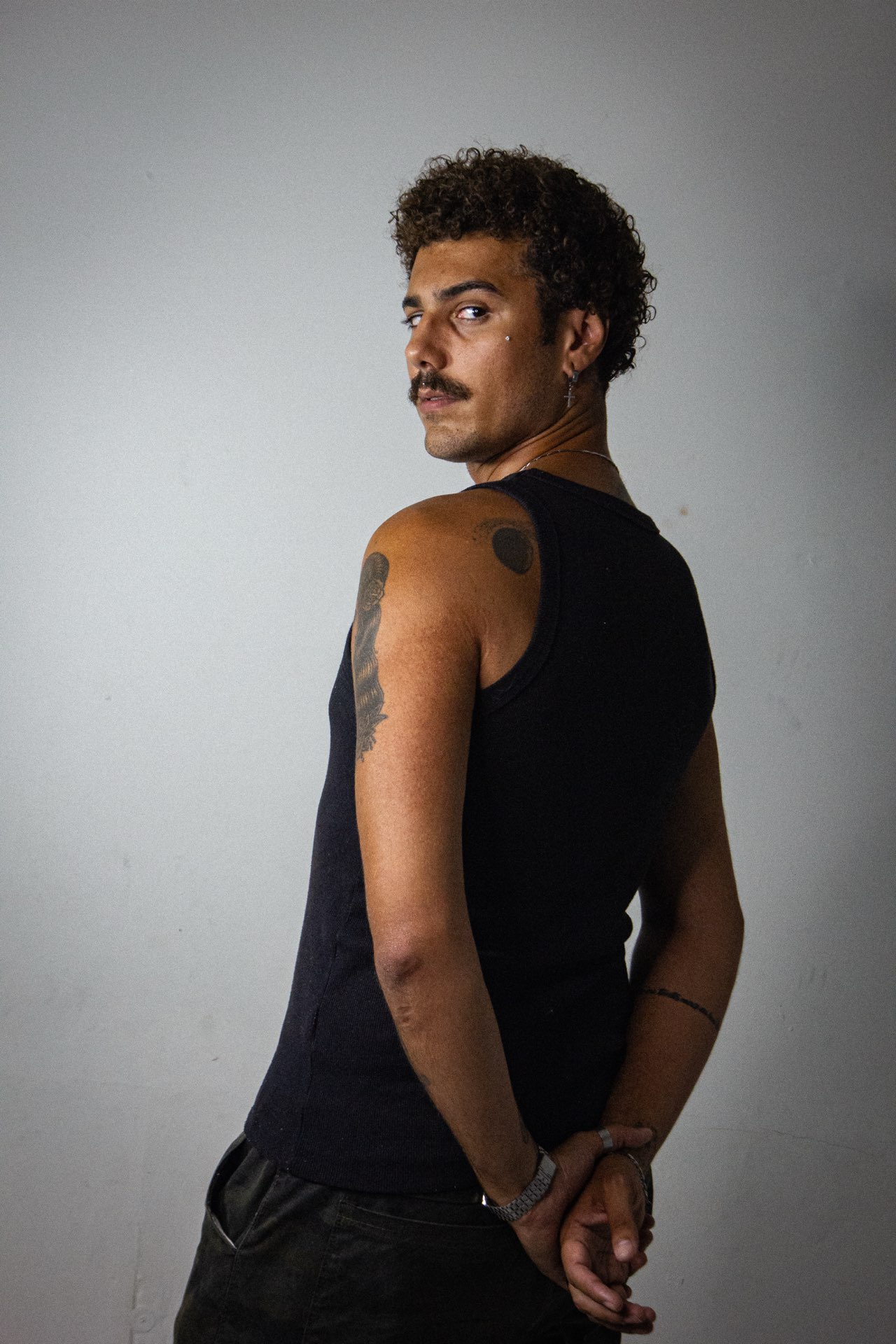 Danilo Lins de costas, olhando por cima do ombro